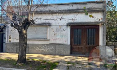 Casa en Temperley con 2 dormitorios y lote de 52,95 metros de largo!