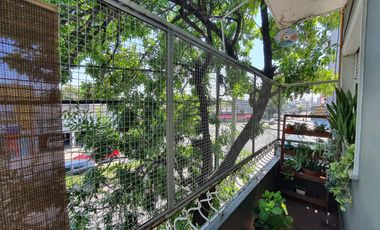 Departamento en  pimer piso con patio y cochera de 4 ambientes en Temperley Oeste