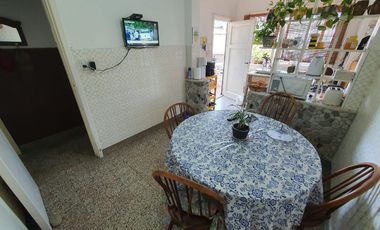 Departamento en  pimer piso con patio y cochera de 4 ambientes en Temperley Oeste