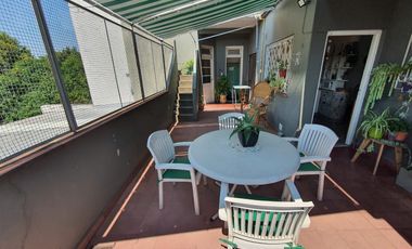 Departamento en  pimer piso con patio y cochera de 4 ambientes en Temperley Oeste