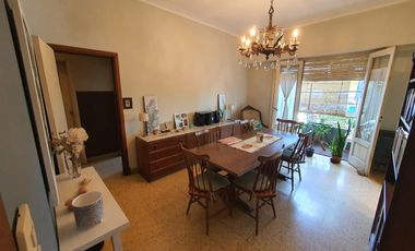 Departamento en  pimer piso con patio y cochera de 4 ambientes en Temperley Oeste