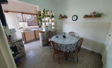 Departamento en  pimer piso con patio y cochera de 4 ambientes en Temperley Oeste