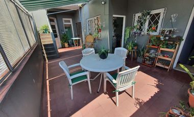 Departamento en  pimer piso con patio y cochera de 4 ambientes en Temperley Oeste