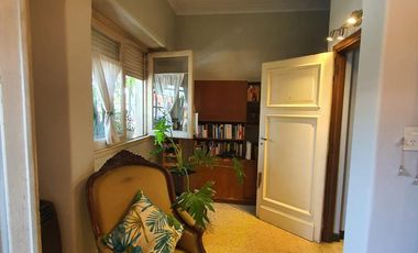 Departamento en  pimer piso con patio y cochera de 4 ambientes en Temperley Oeste