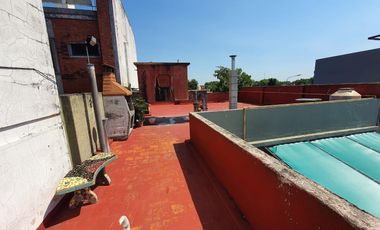 Departamento en  pimer piso con patio y cochera de 4 ambientes en Temperley Oeste