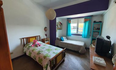Departamento en  pimer piso con patio y cochera de 4 ambientes en Temperley Oeste