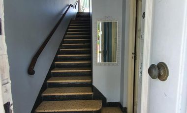 Departamento en  pimer piso con patio y cochera de 4 ambientes en Temperley Oeste