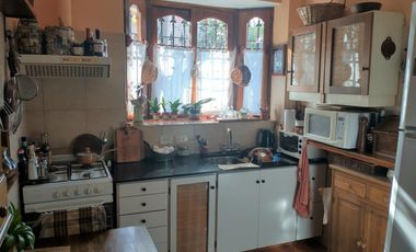 Chalet en 1 planta, 3 dormitorios, 2 baños, patio, cochera. La Lucila.