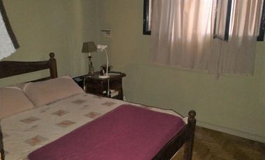 Chalet en 1 planta, 3 dormitorios, 2 baños, patio, cochera. La Lucila.