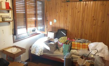 Chalet en 1 planta, 3 dormitorios, 2 baños, patio, cochera. La Lucila.