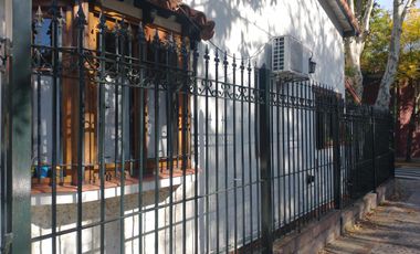 Chalet en 1 planta, 3 dormitorios, 2 baños, patio, cochera. La Lucila.
