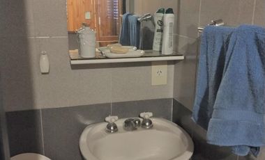 Chalet en 1 planta, 3 dormitorios, 2 baños, patio, cochera. La Lucila.