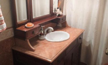 Chalet en 1 planta, 3 dormitorios, 2 baños, patio, cochera. La Lucila.