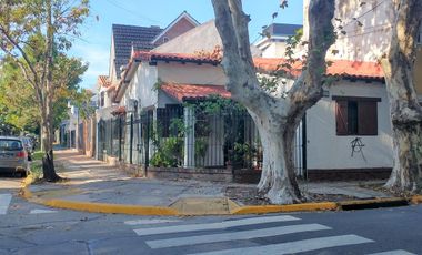 Chalet en 1 planta, 3 dormitorios, 2 baños, patio, cochera. La Lucila.