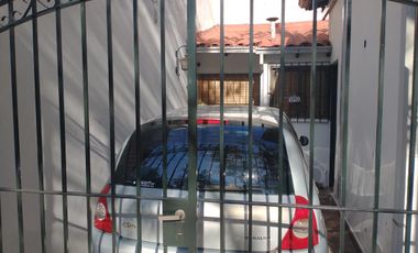 Chalet en 1 planta, 3 dormitorios, 2 baños, patio, cochera. La Lucila.