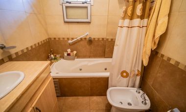 Venta Departamento 2 ambientes tipo dúplex con 2 cocheras y amenities en Quilmes