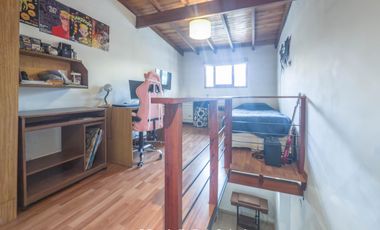 Casa de 4 ambientes con patio y jardín perimetral