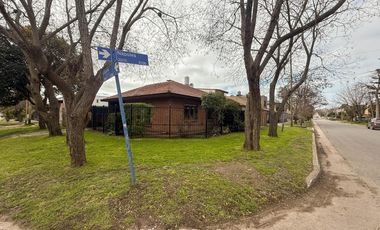 Casa de 4 ambientes con patio y jardín perimetral