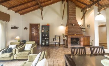 Casa de 4 ambientes con patio y jardín perimetral