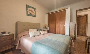 Casa de 4 ambientes con patio y jardín perimetral