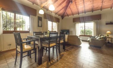 Casa de 4 ambientes con patio y jardín perimetral