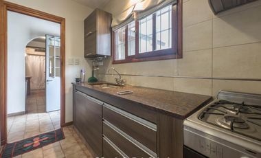 Casa de 4 ambientes con patio y jardín perimetral