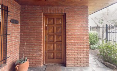 Casa de 4 ambientes con patio y jardín perimetral