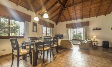 Casa de 4 ambientes con patio y jardín perimetral