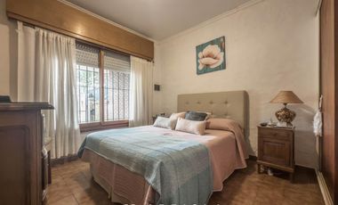Casa de 4 ambientes con patio y jardín perimetral