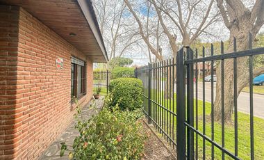 Casa de 4 ambientes con patio y jardín perimetral