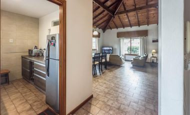 Casa de 4 ambientes con patio y jardín perimetral