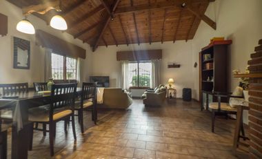 Casa de 4 ambientes con patio y jardín perimetral