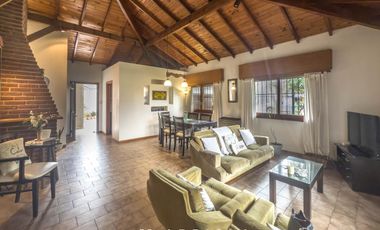 Casa de 4 ambientes con patio y jardín perimetral