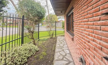 Casa de 4 ambientes con patio y jardín perimetral