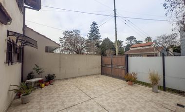 Casa de 4 ambientes con patio y jardín perimetral