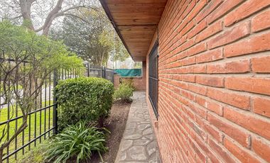 Casa de 4 ambientes con patio y jardín perimetral