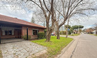Casa de 4 ambientes con patio y jardín perimetral