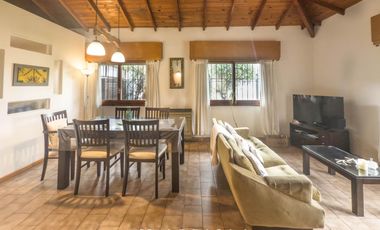 Casa de 4 ambientes con patio y jardín perimetral