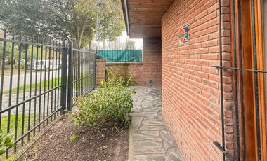 Casa de 4 ambientes con patio y jardín perimetral
