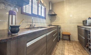 Casa de 4 ambientes con patio y jardín perimetral