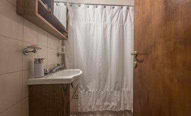 Casa de 4 ambientes con patio y jardín perimetral