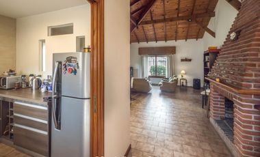 Casa de 4 ambientes con patio y jardín perimetral