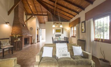 Casa de 4 ambientes con patio y jardín perimetral