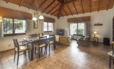 Casa de 4 ambientes con patio y jardín perimetral