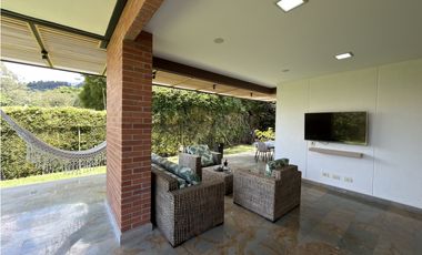 AMPLIA Y MODERNA CASA EN RENTA - LOMA DEL ESCOBERO