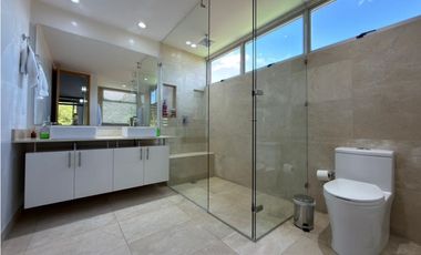 AMPLIA Y MODERNA CASA EN RENTA - LOMA DEL ESCOBERO