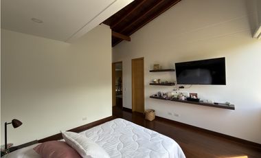 AMPLIA Y MODERNA CASA EN RENTA - LOMA DEL ESCOBERO