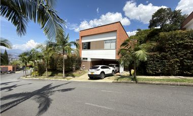 AMPLIA Y MODERNA CASA EN RENTA - LOMA DEL ESCOBERO