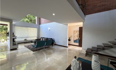 AMPLIA Y MODERNA CASA EN RENTA - LOMA DEL ESCOBERO