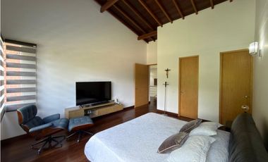 AMPLIA Y MODERNA CASA EN RENTA - LOMA DEL ESCOBERO